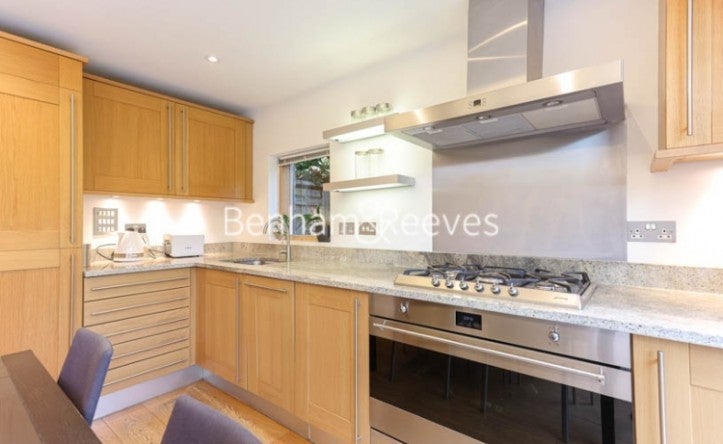 Flat Sloane Mews in Greater London