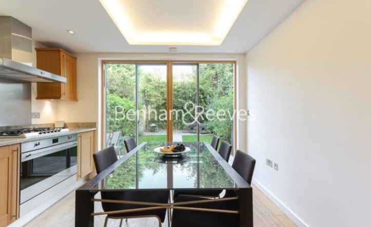 Flat Sloane Mews in Greater London