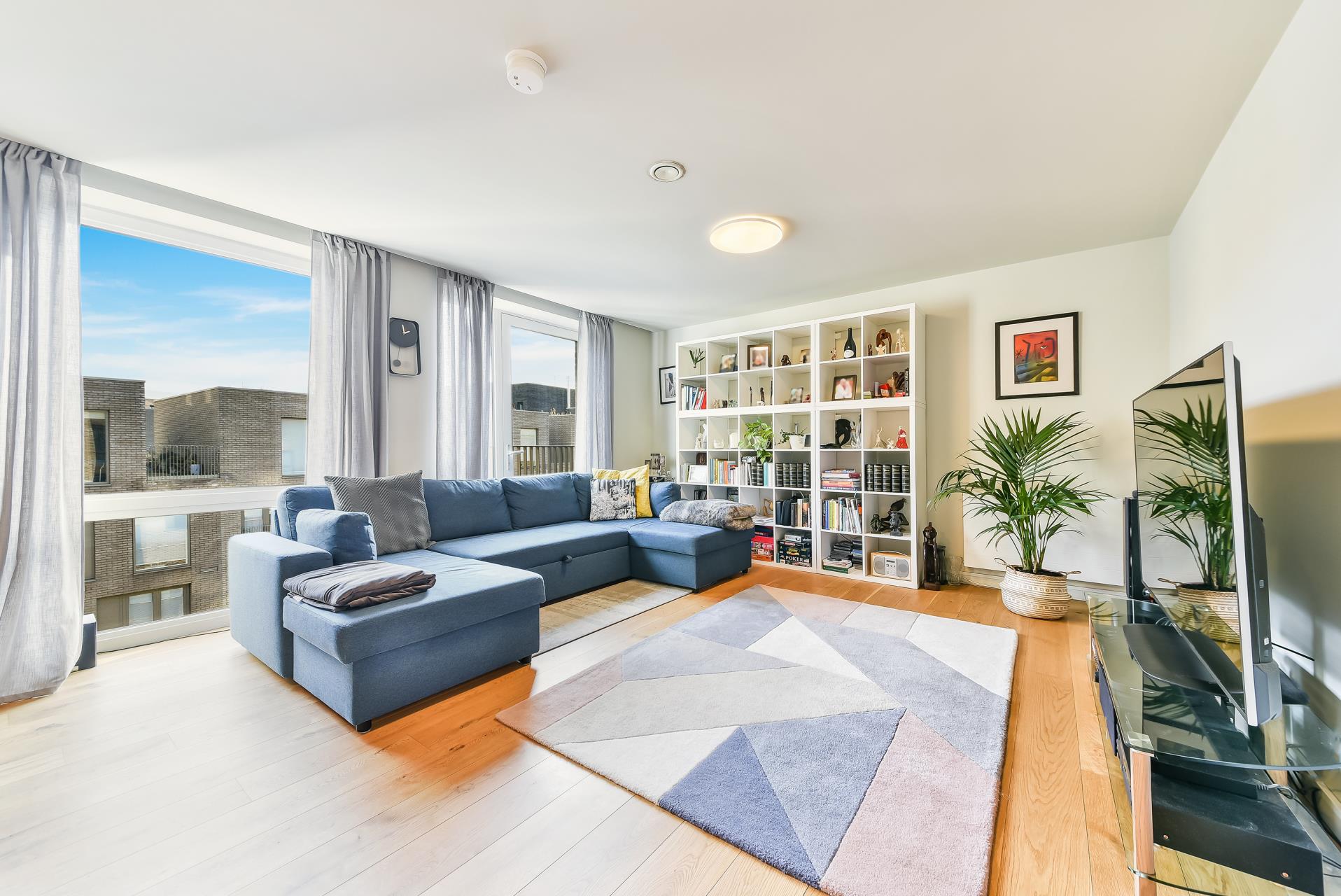 Flat Commerce Road in Greater London