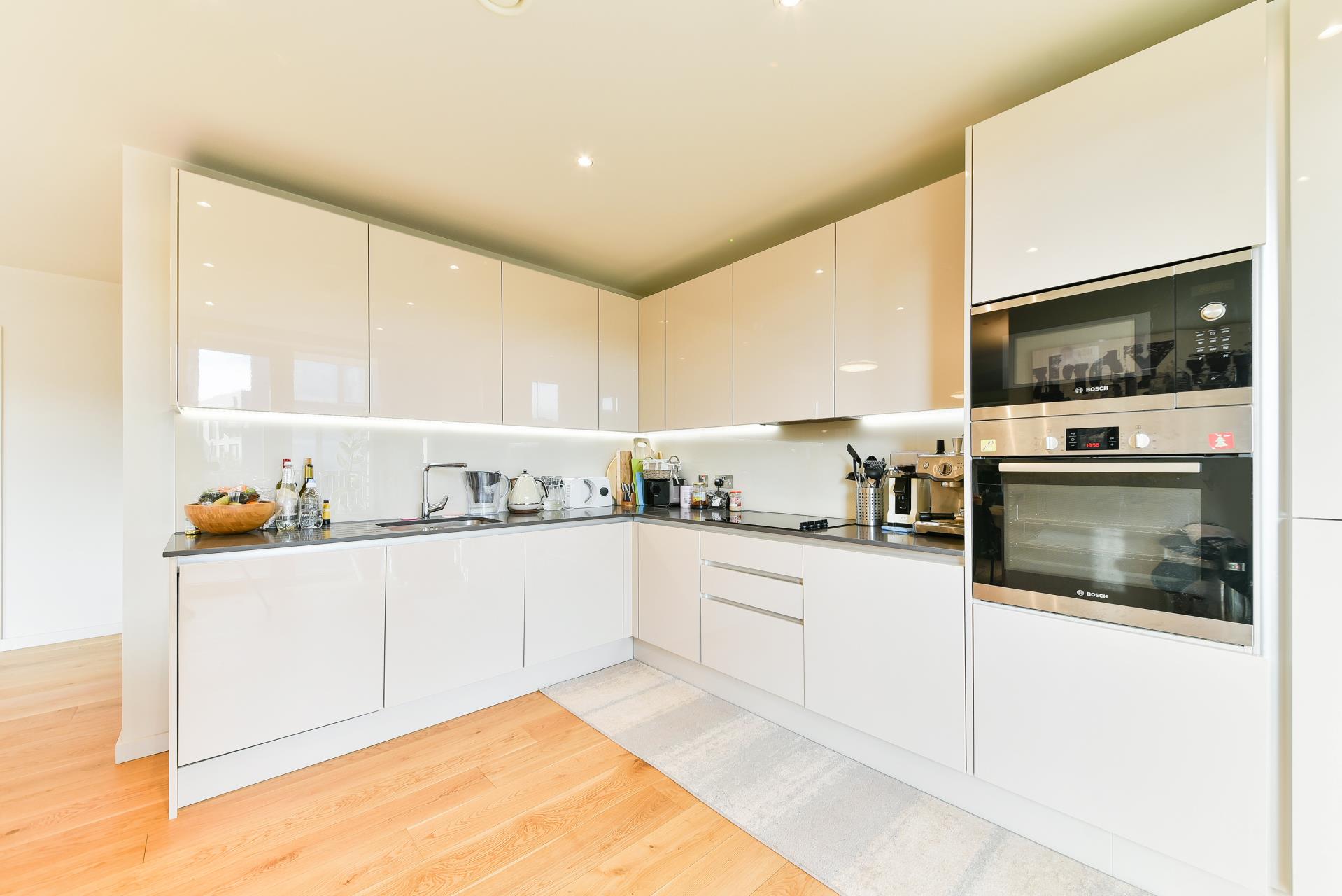 Flat Commerce Road in Greater London