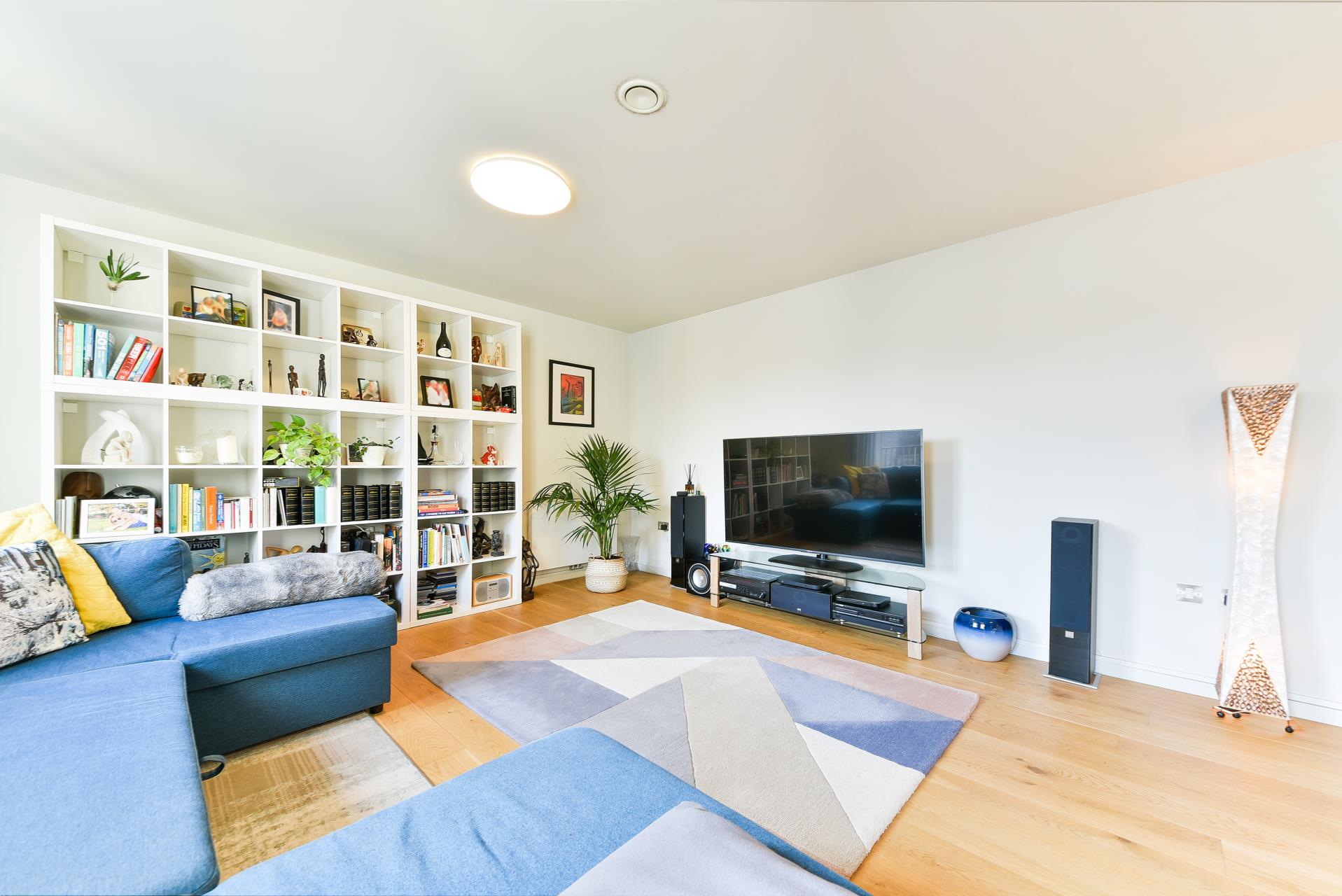 Flat Commerce Road in Greater London