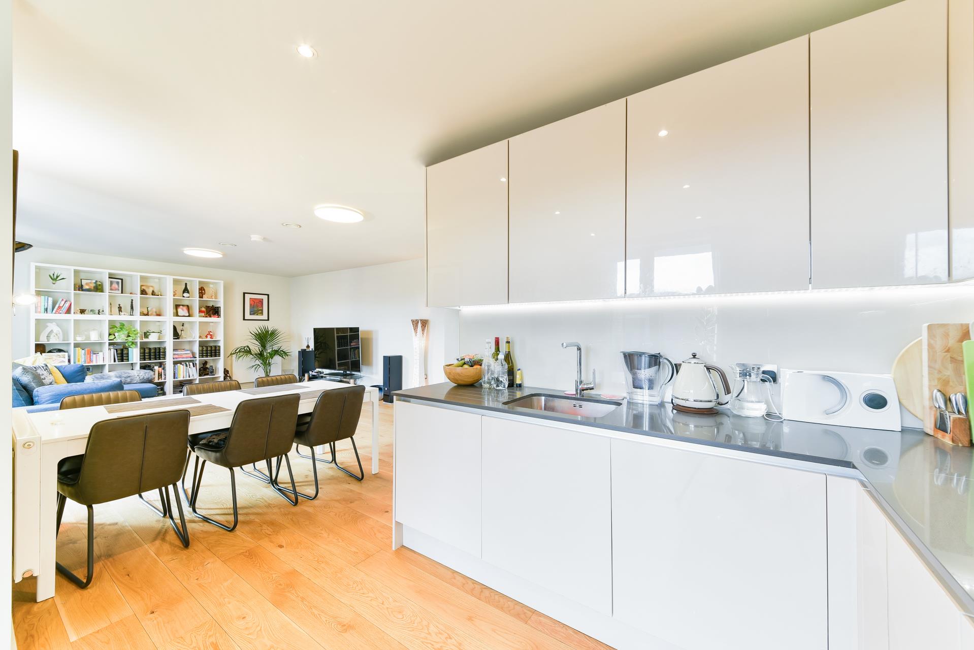 Flat Commerce Road in Greater London