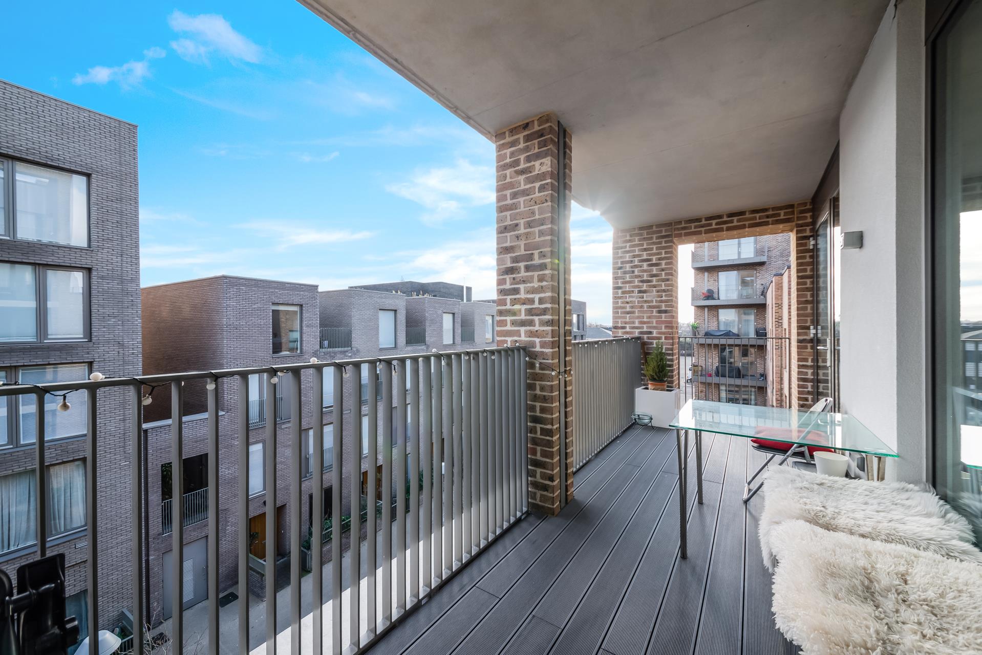Flat Commerce Road in Greater London