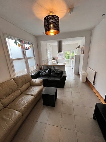 Room Brithdir Street in Cardiff