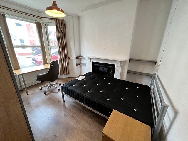 Room Brithdir Street in Cardiff