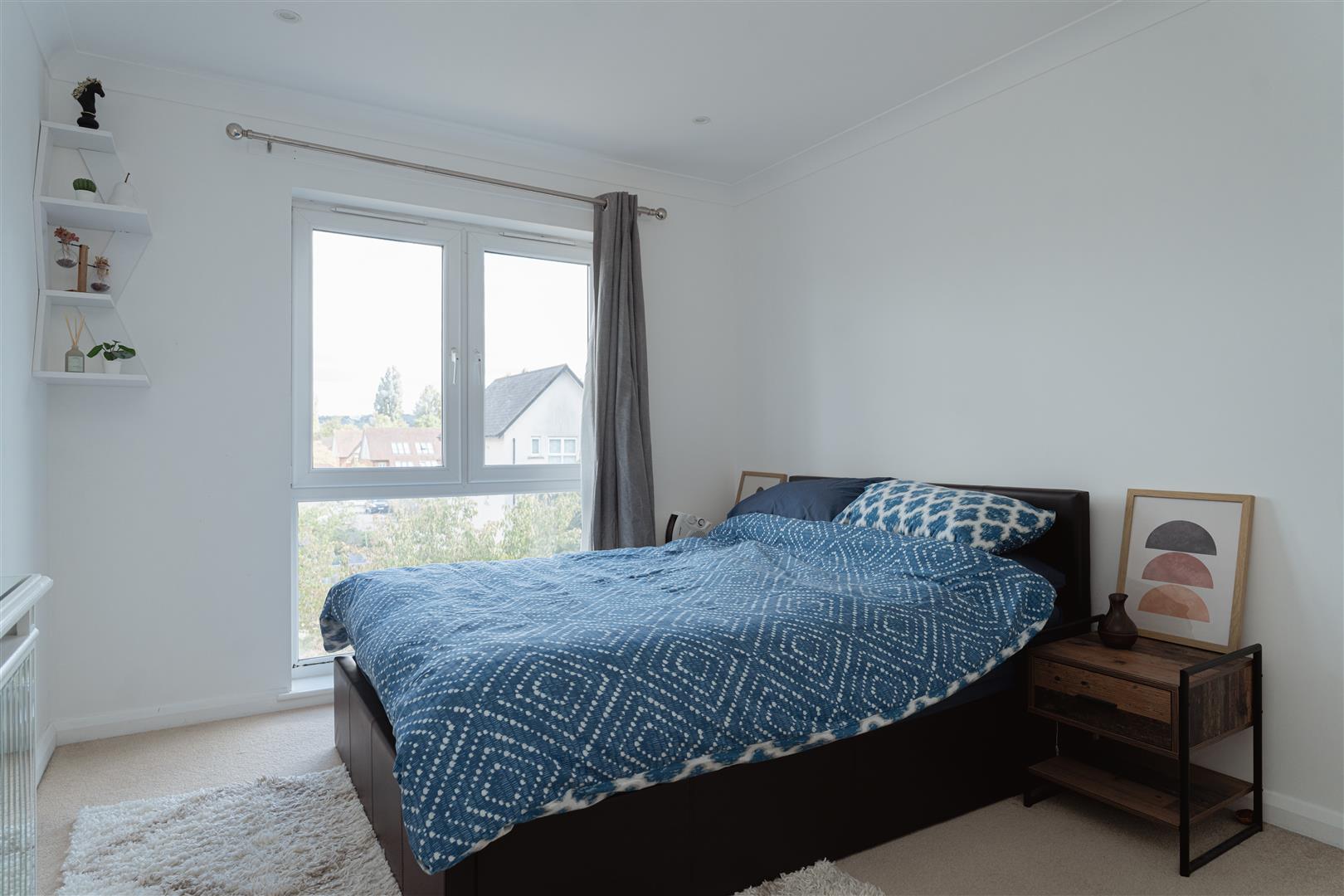 Flat Canalside in Reigate and Banstead