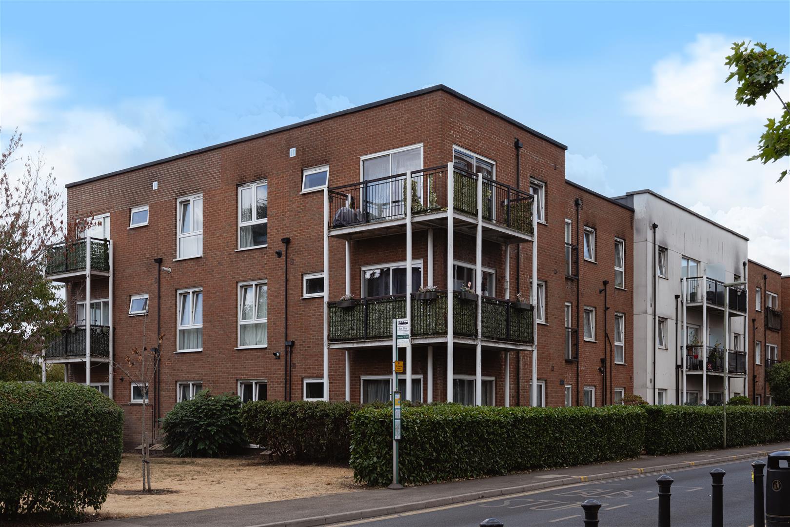 Flat Canalside in Reigate and Banstead