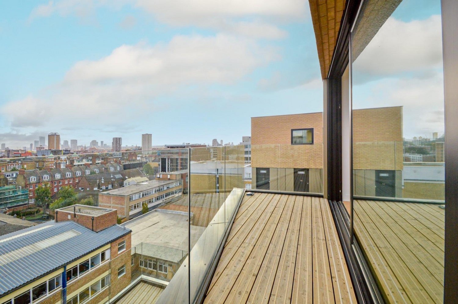 Flat Fieldgate Street in Greater London