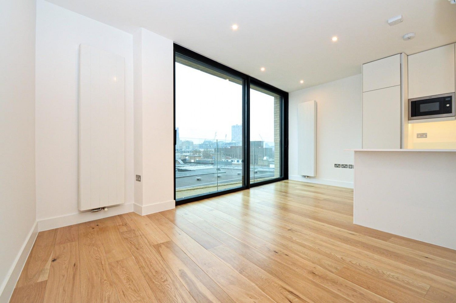 Flat Fieldgate Street in Greater London