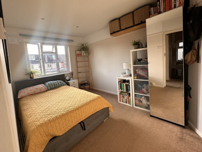 Room Phipps Bridge Road in Greater London