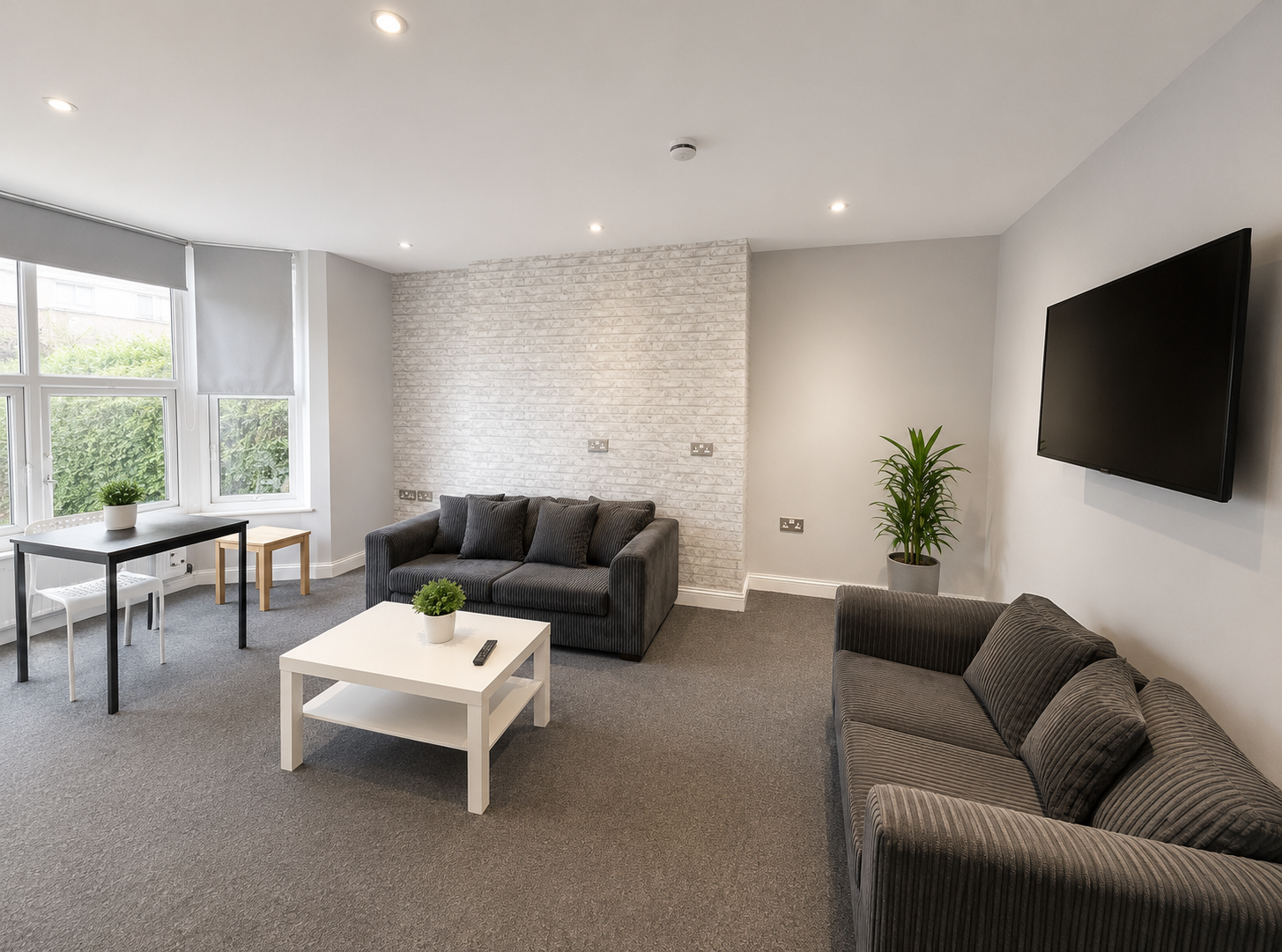 Flat Kirkstall Lane in Leeds