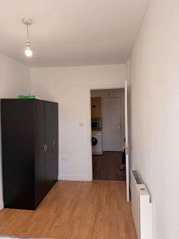 Room Barking Road in Greater London