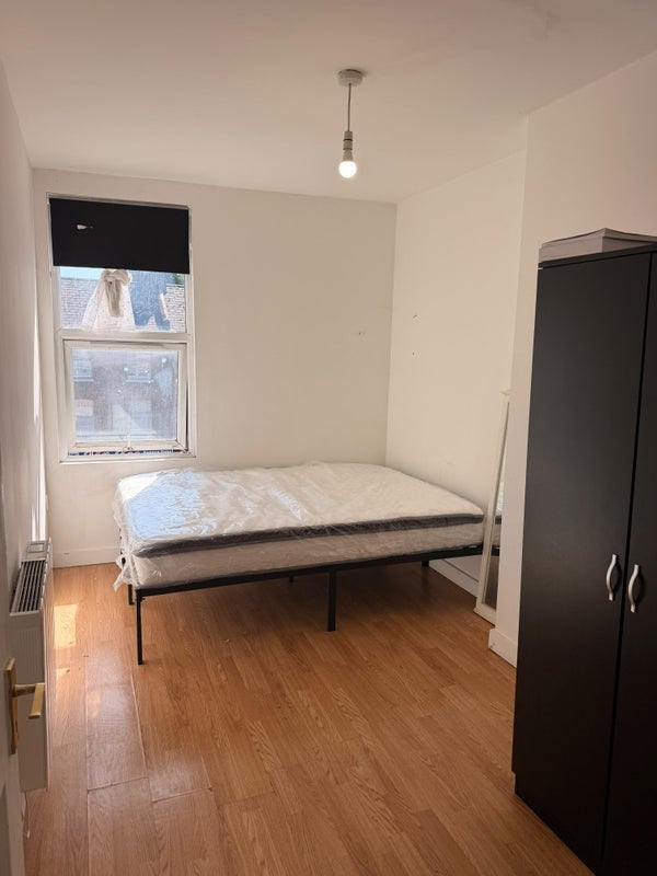 Room Barking Road in Greater London