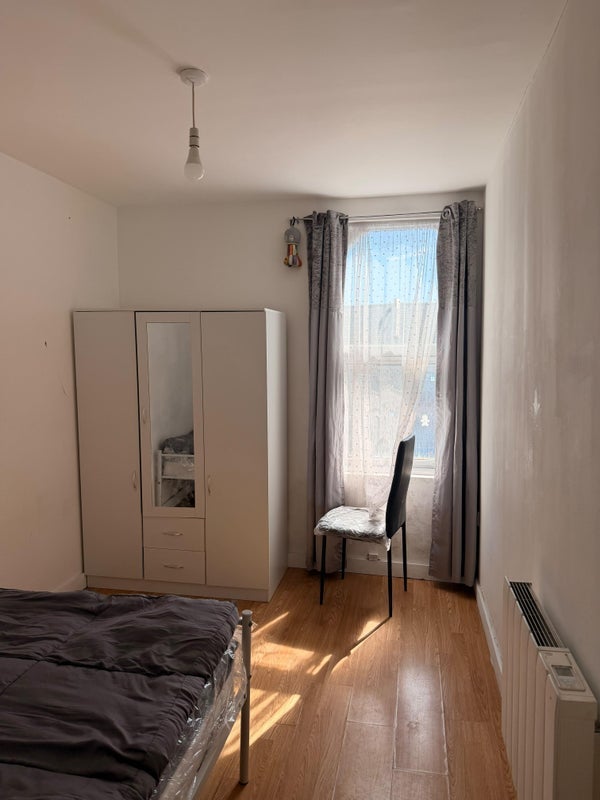 Room Barking Road in Greater London