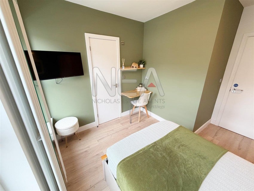 Room Curzon Street in Reading