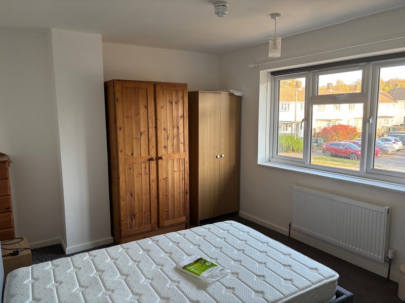 Room Ashdown Drive in Crawley