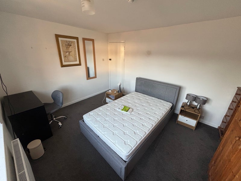 Room Ashdown Drive in Crawley