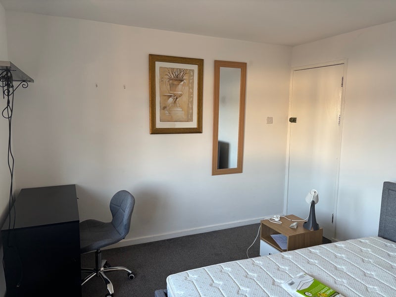 Room Ashdown Drive in Crawley