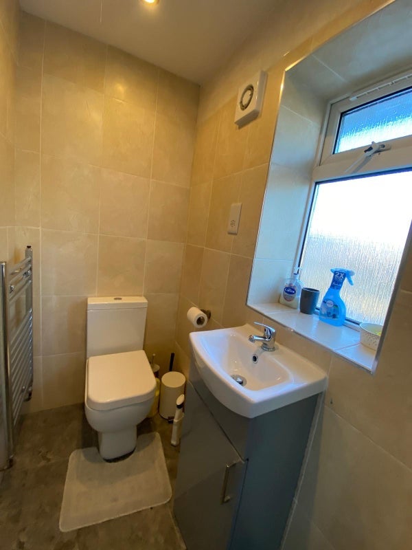 Room Ashdown Drive in Crawley