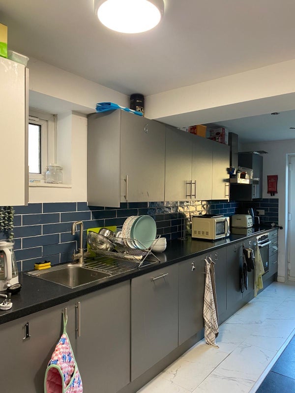 Room Ashdown Drive in Crawley