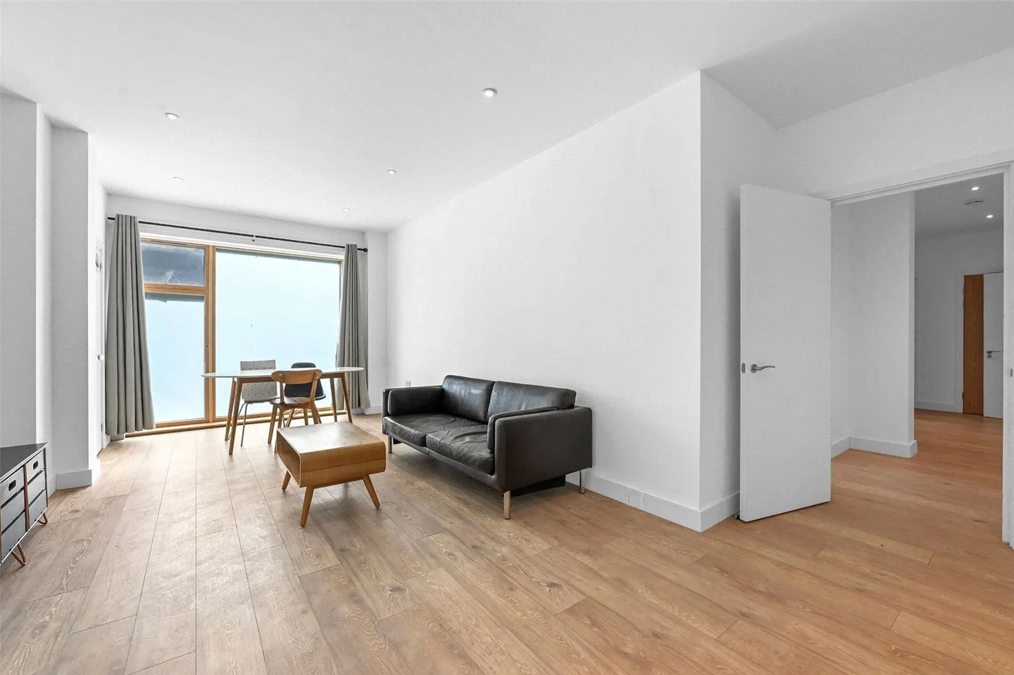 Flat Ellingfort Road in London