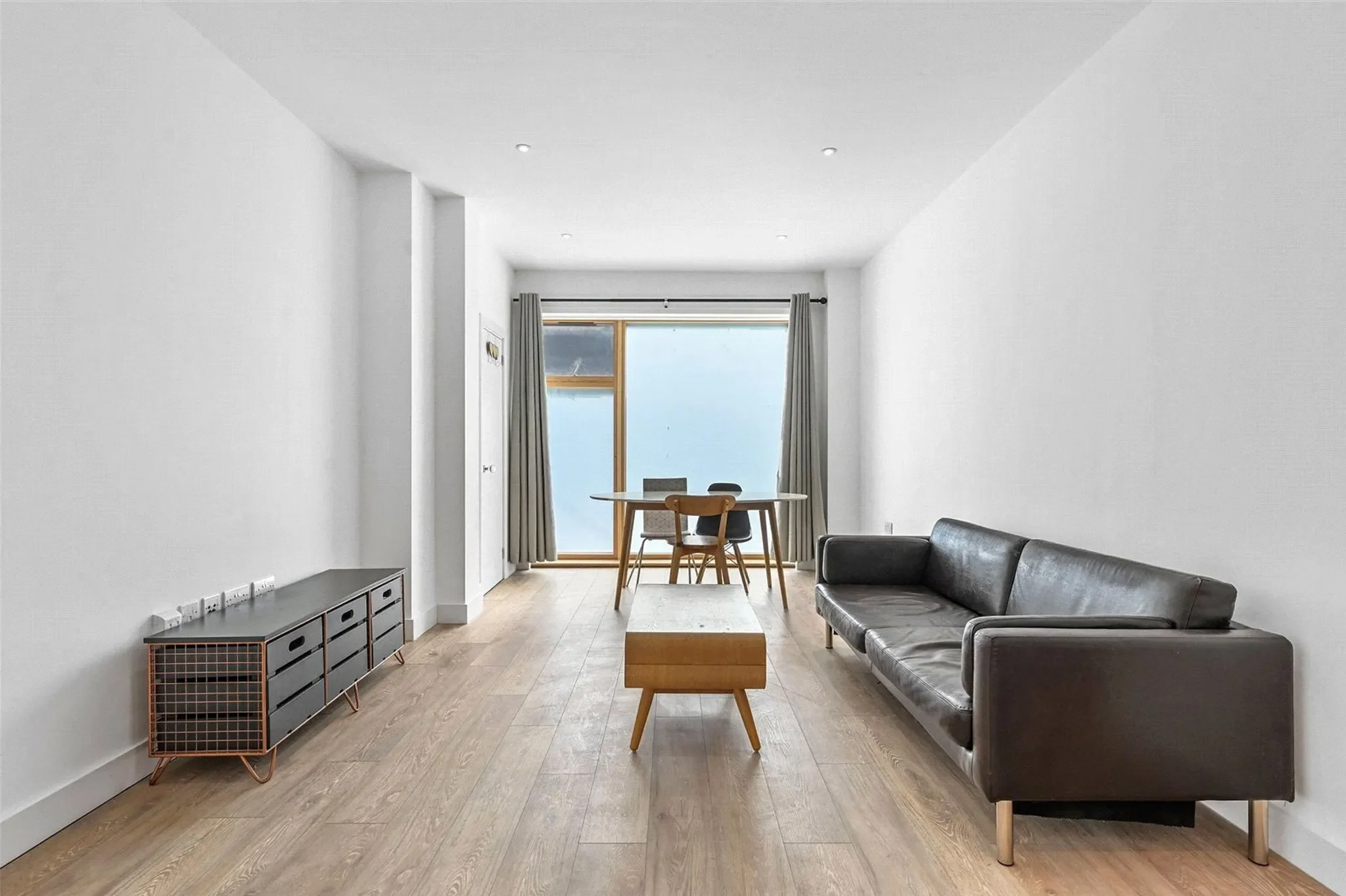 Flat Ellingfort Road in London