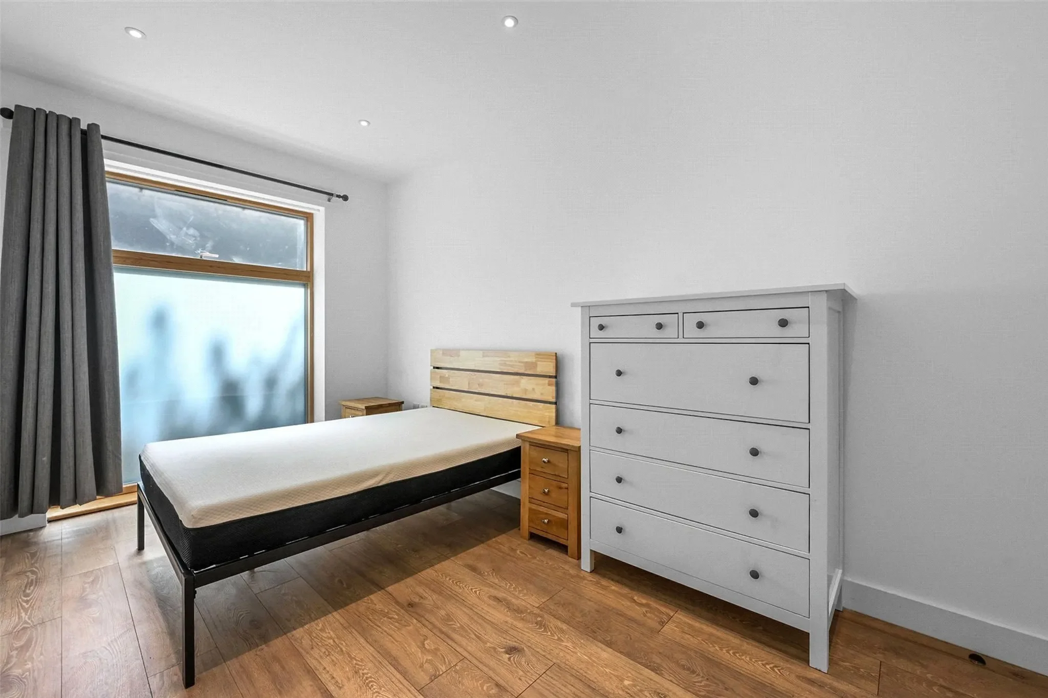 Flat Ellingfort Road in London