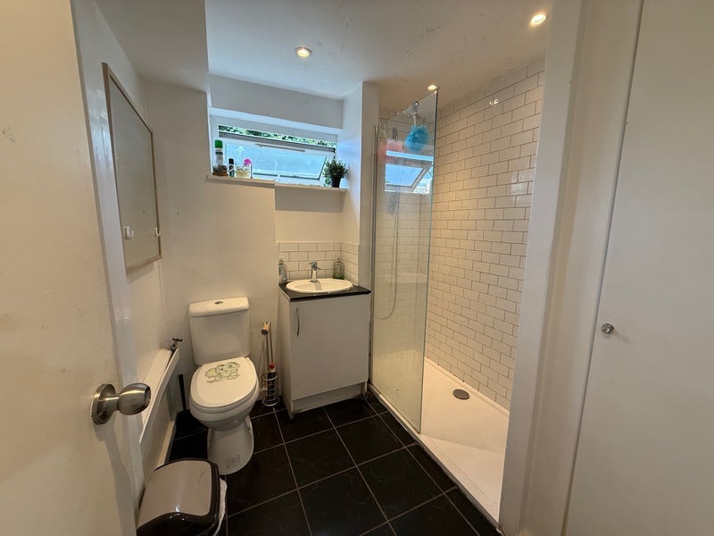 Room Woodall Close in Greater London
