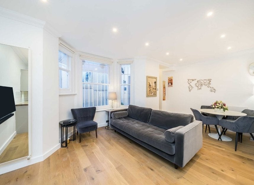 Flat Baron's Court Road in Greater London