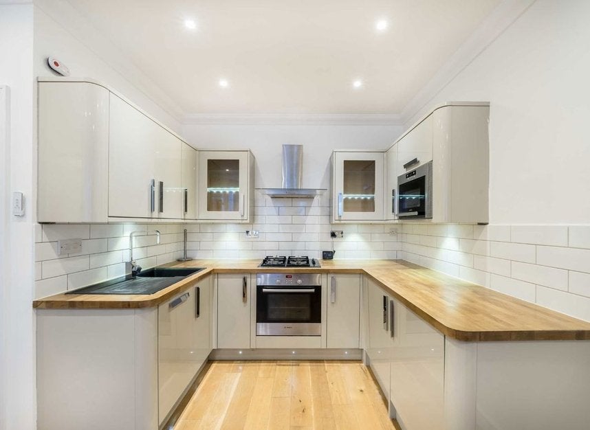 Flat Baron's Court Road in Greater London