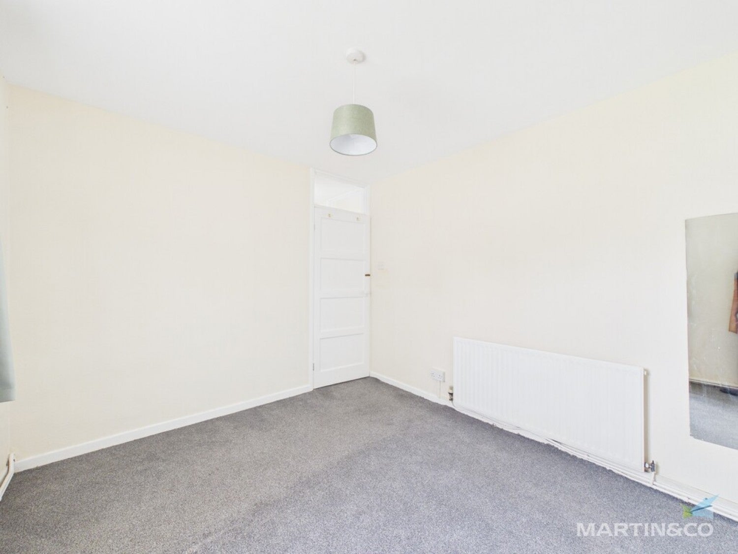 Flat Inman Road in Moreton