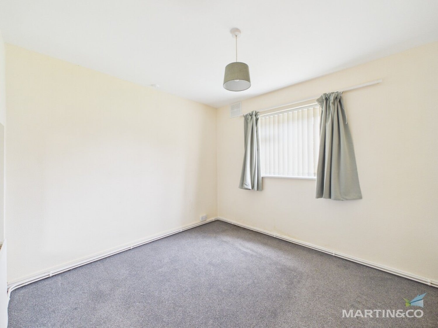 Flat Inman Road in Moreton