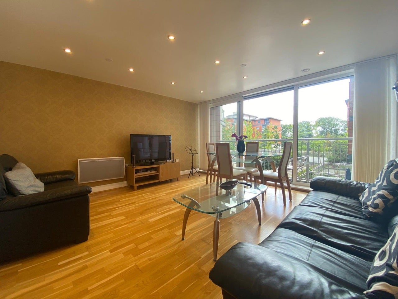 Flat Holland Gardens in London