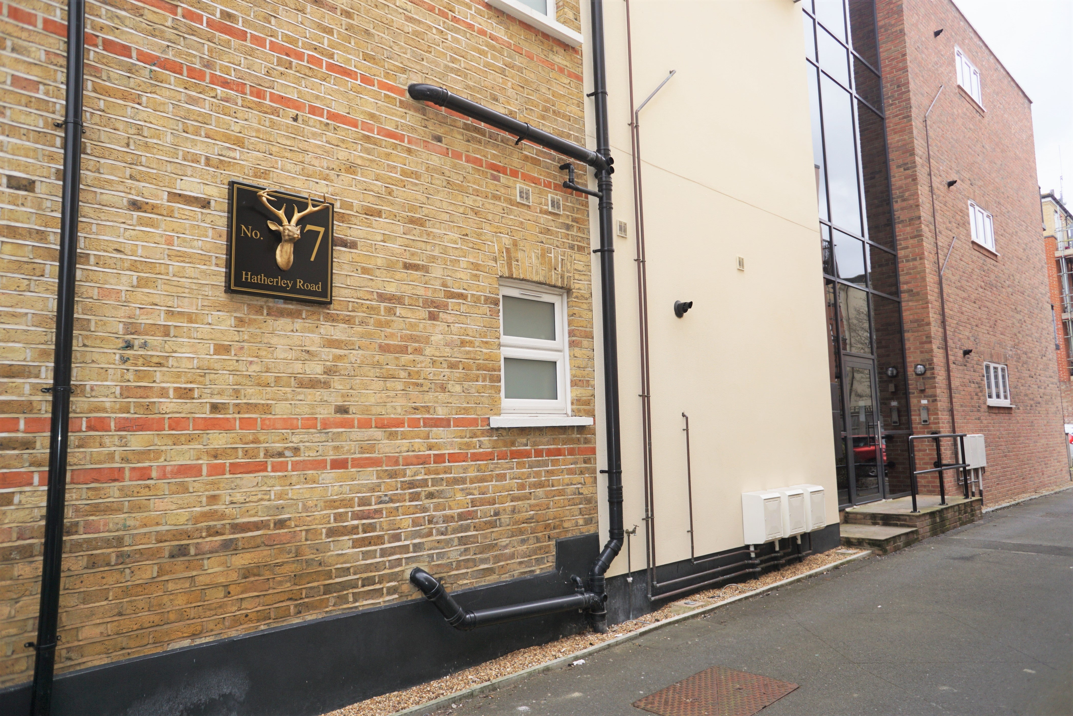 Flat Manor Road in Greater London