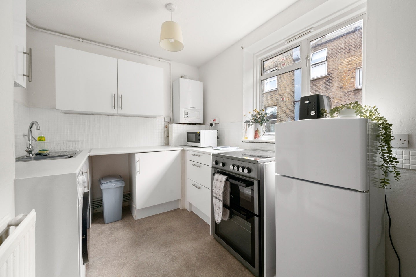 Flat Hawthorne Close in Greater London
