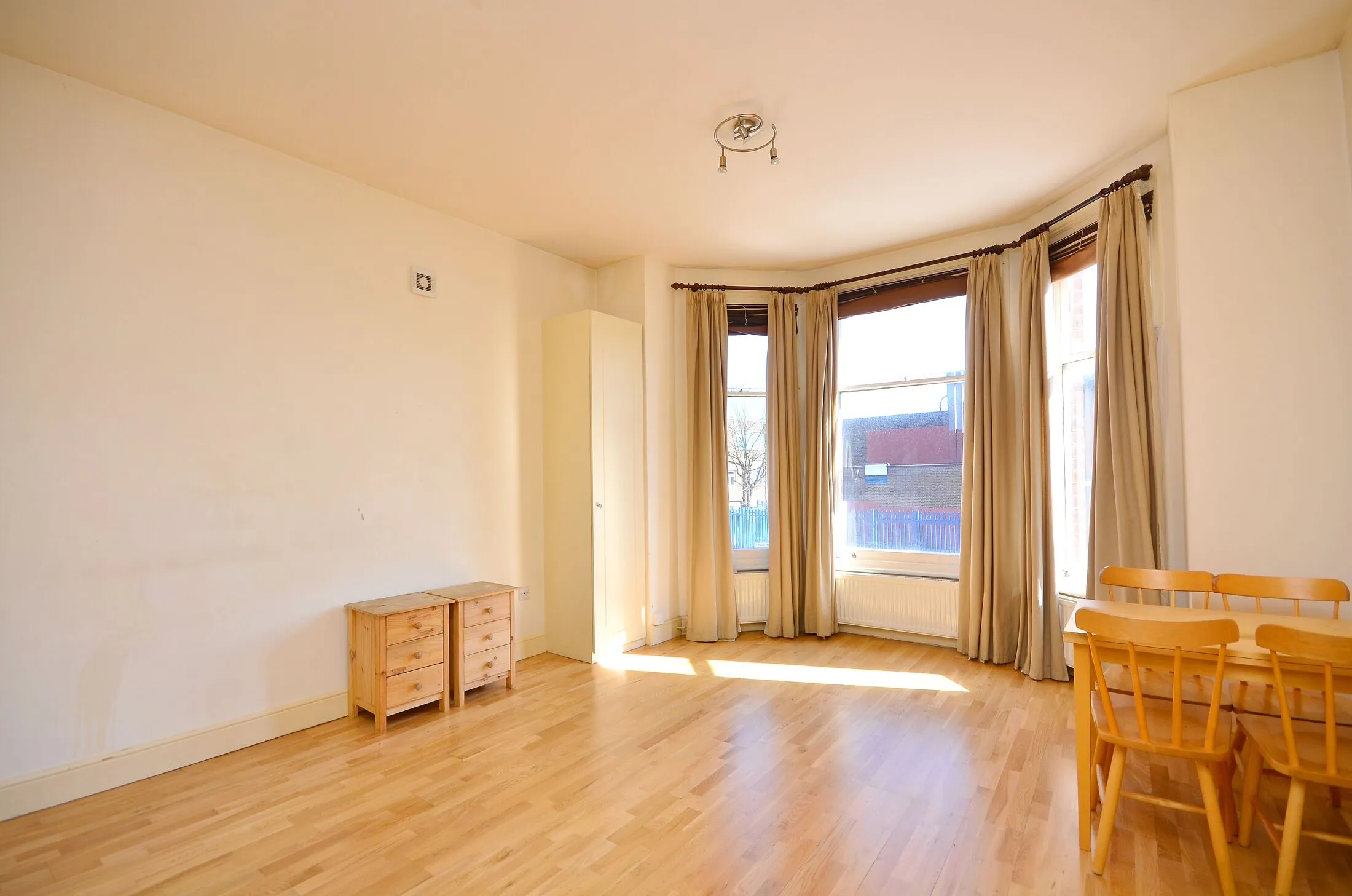 Flat Thornlaw Road in Greater London