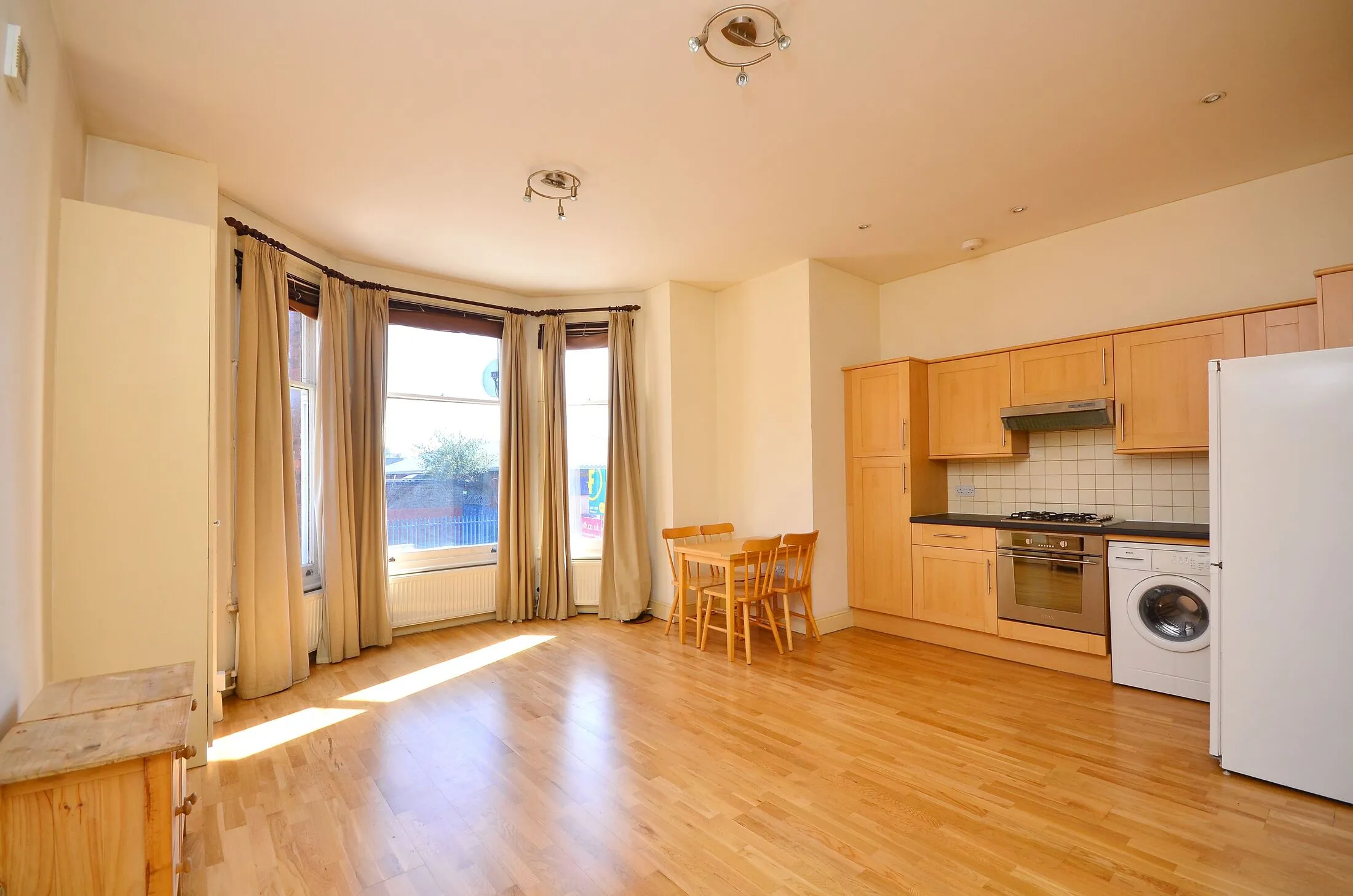 Flat Thornlaw Road in Greater London