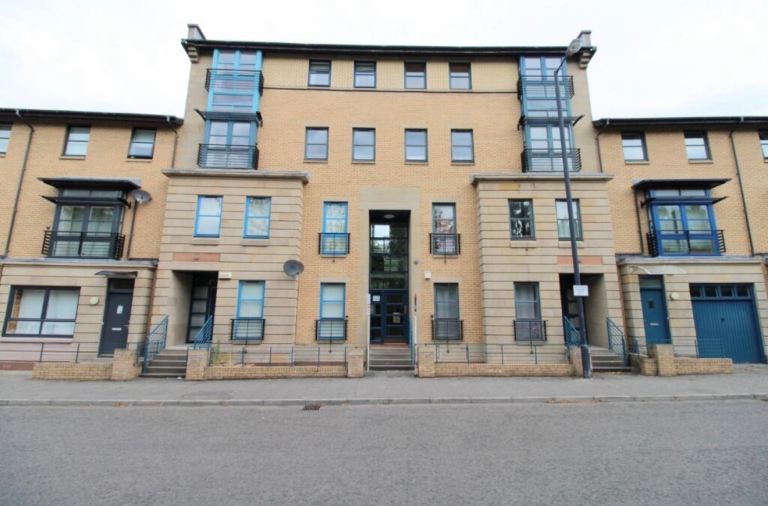Flat Alexander Crescent in Glasgow