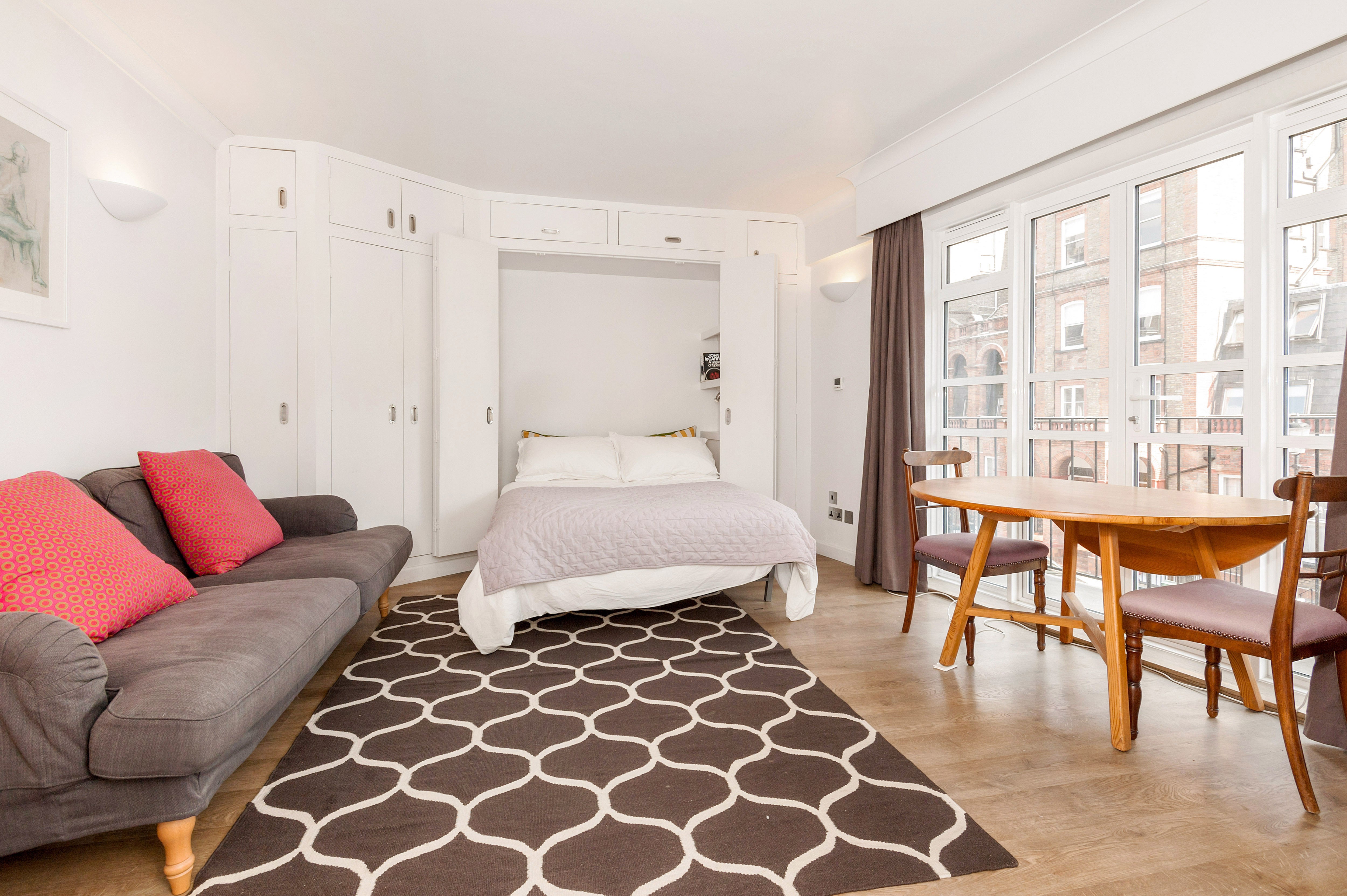 Flat Courtfield Gardens in Greater London