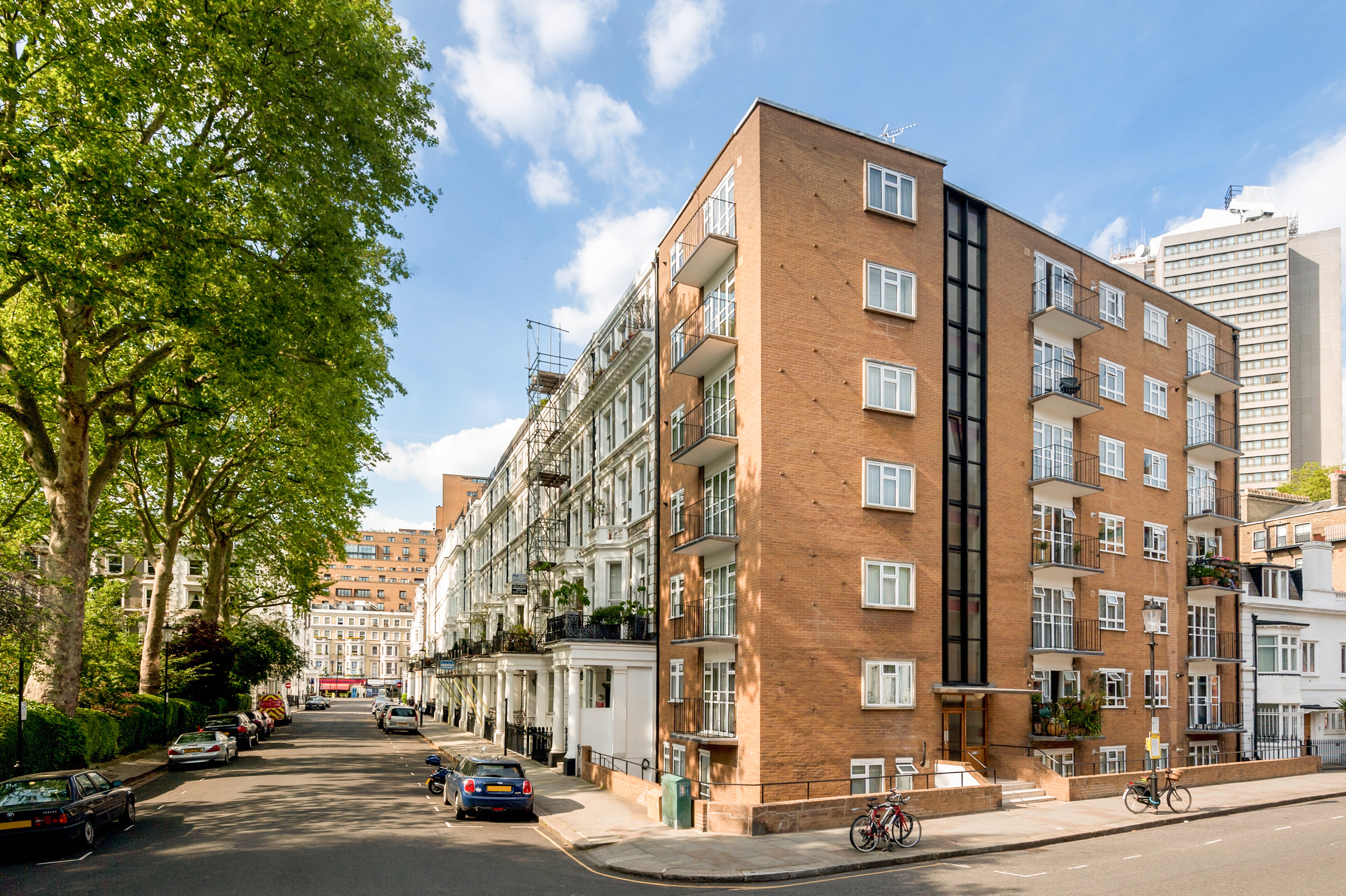 Flat Courtfield Gardens in Greater London