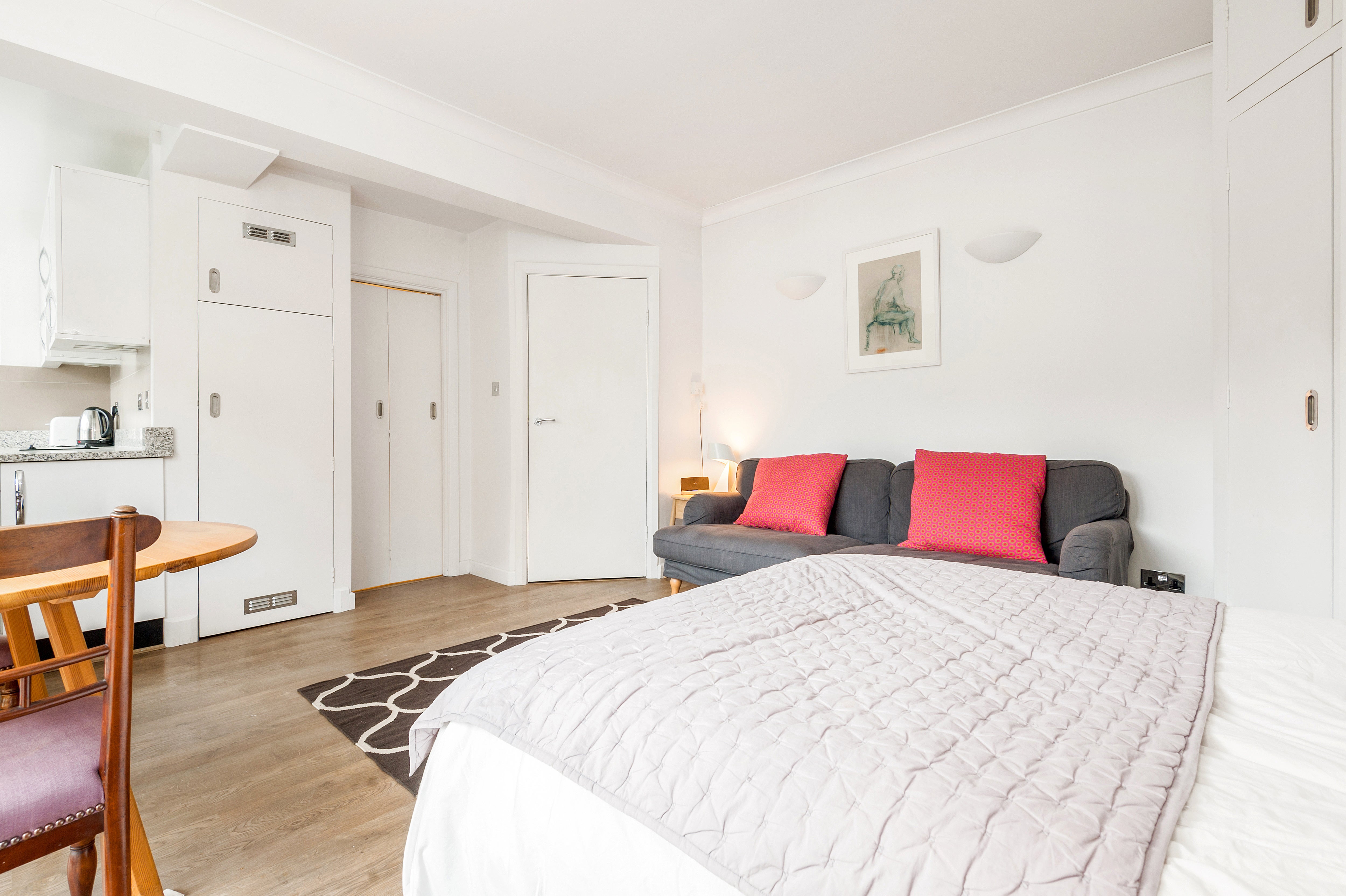Flat Courtfield Gardens in Greater London