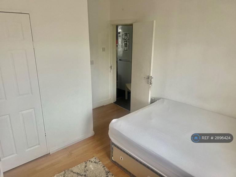 Room Myrtledene Road in Greater London