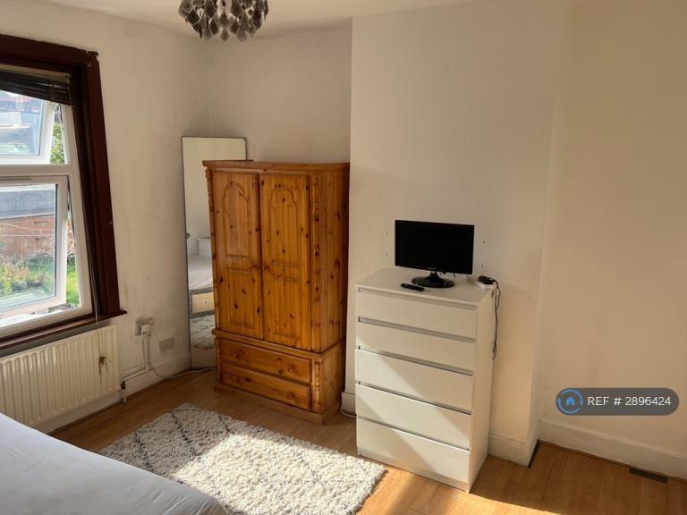 Room Myrtledene Road in Greater London