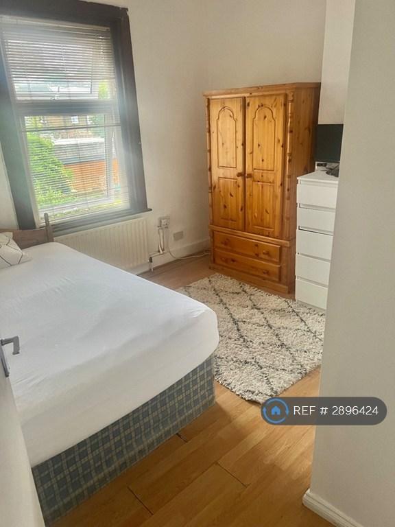 Room Myrtledene Road in Greater London