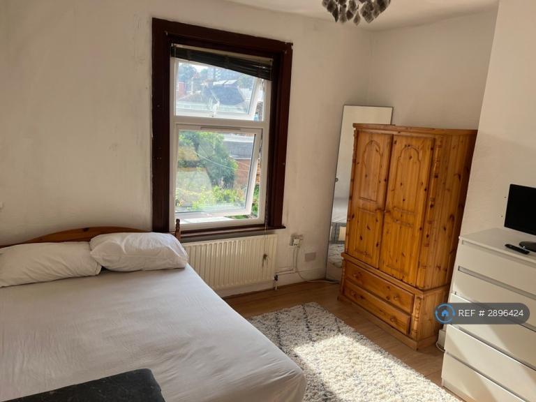 Room Myrtledene Road in Greater London
