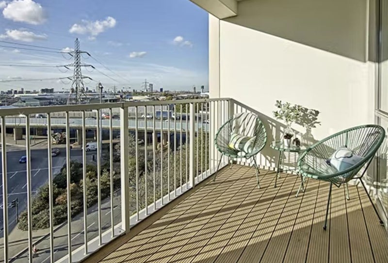Flat Silvertown Way in Greater London