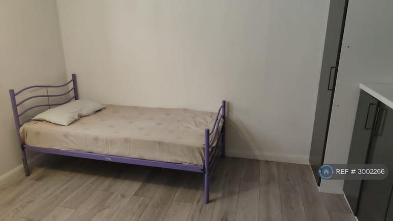 Room Kettering Road in Greater London