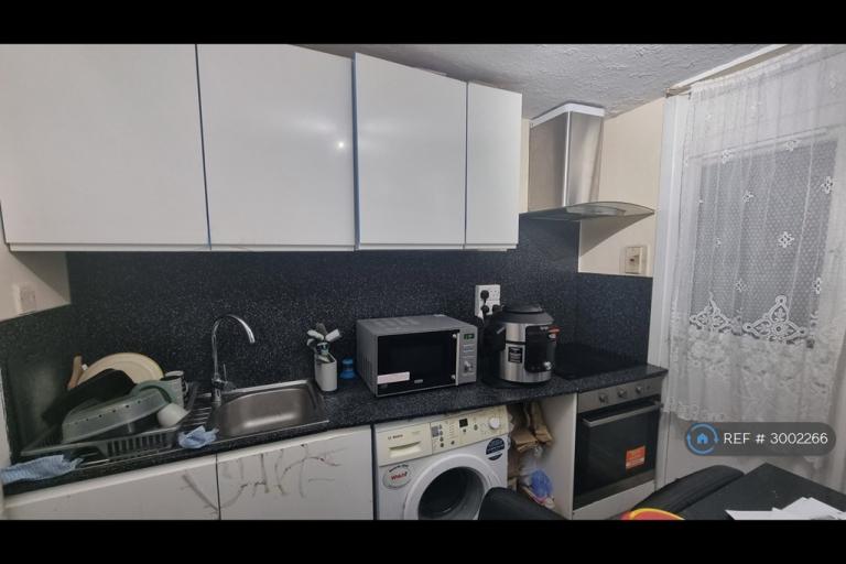 Room Kettering Road in Greater London