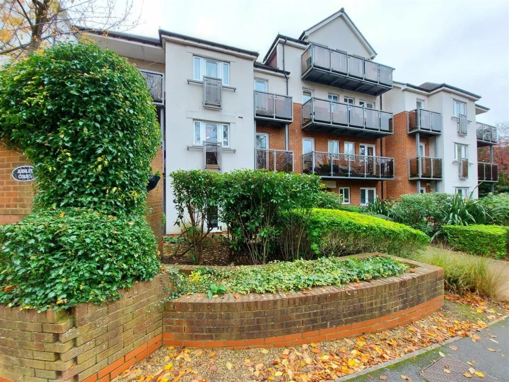 Flat Eaton Road in Greater London