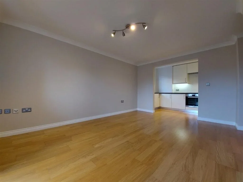 Flat Eaton Road in Greater London